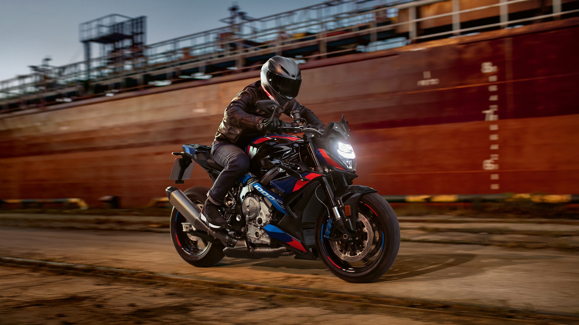BMW Motorrad tarafından sunulan hyper dinamik roadster motosiklet M 1000 R'ın YouTube videosu