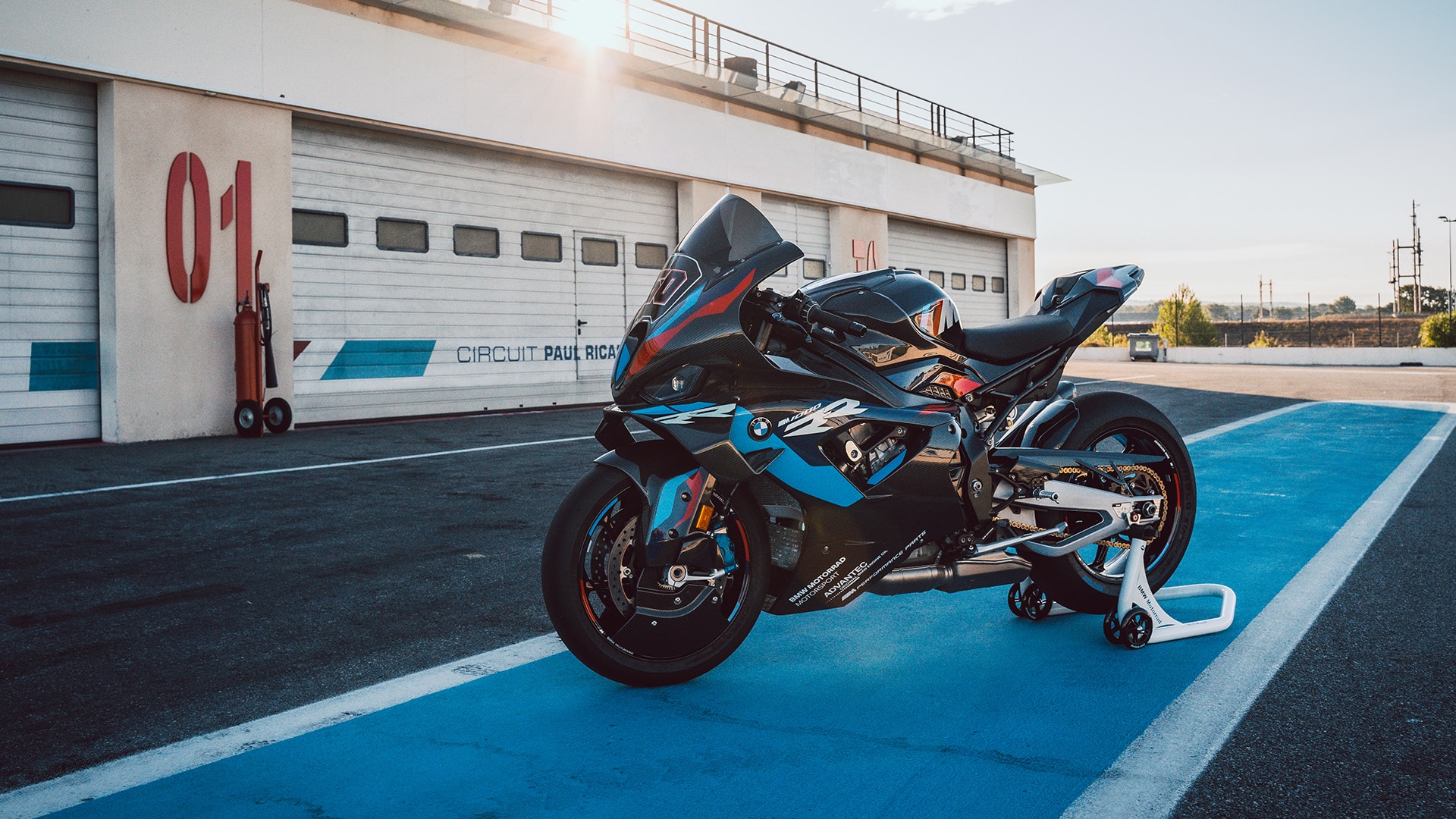 BMW Motorrad M 1000 RR'ın YouTube videosu, yarış pistleri için super bike
