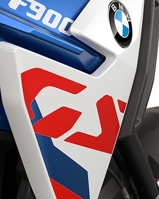 BMW Motorrad F 900 GS üzerindeki farklı GS logosu