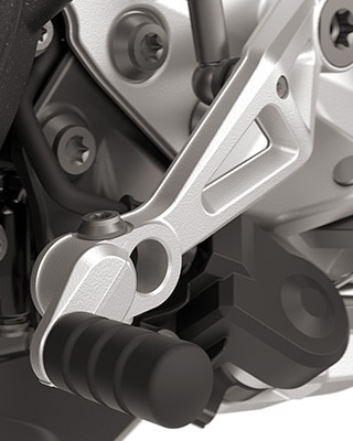 Ayarlanabilir vites değiştirme ve fren kolu BMW Motorrad F 900 GS ile birlikte standart olarak sunuluyor.