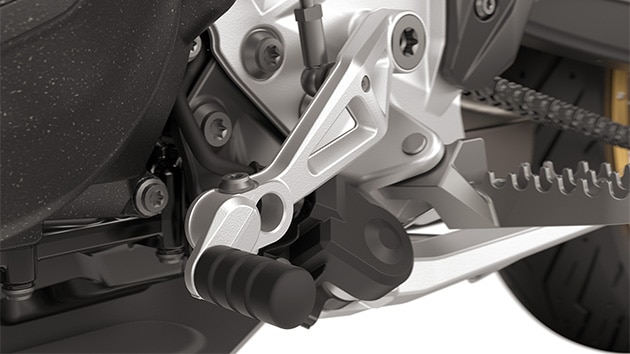 Ayarlanabilir vites değiştirme ve fren kolu BMW Motorrad F 900 GS ile birlikte standart olarak sunuluyor.