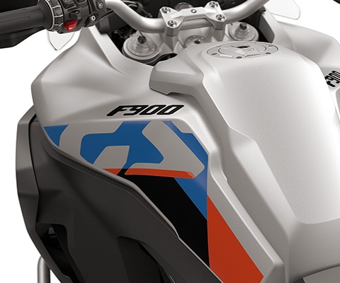 23 l yakıt deposu ile BMW Motorrad F 900 GS Adventure’ın yan panelleri