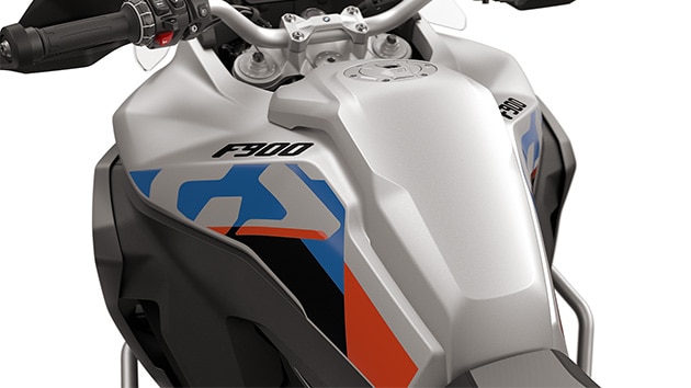 23 l yakıt deposu ile BMW Motorrad F 900 GS Adventure’ın yan panelleri