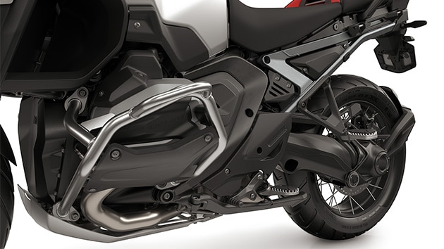 Büyük motor koruyucu, katlanır fren kolu ve ayarlanabilir vites kolu, yolcu ayak dayaması dahil olmak üzere enduro ayak dayamaları gibi Enduro özellikleri