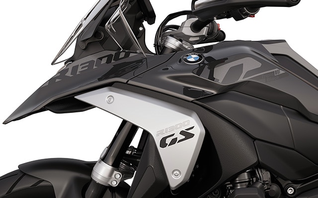 BMW Motorrad R 1300 GS üzerindeki “Triple Black” yazısı