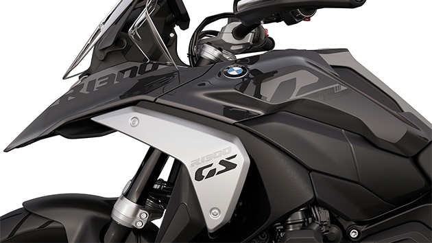 BMW Motorrad R 1300 GS üzerindeki “Triple Black” yazısı