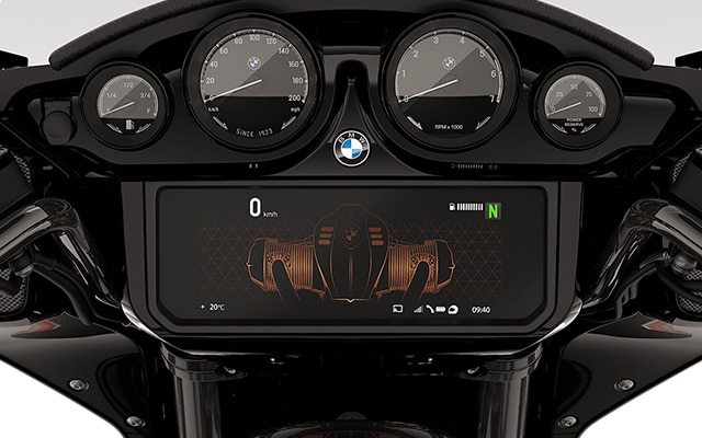 Daire şeklindeki analog göstergeler ve TFT ekran ile kokpit.