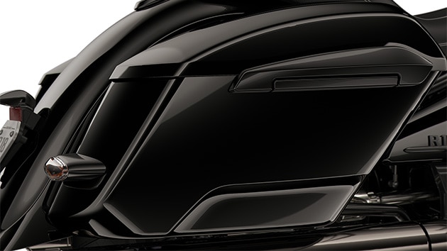 Motosikletin kesintisiz çizgisine entegre edilmiş çantalar.