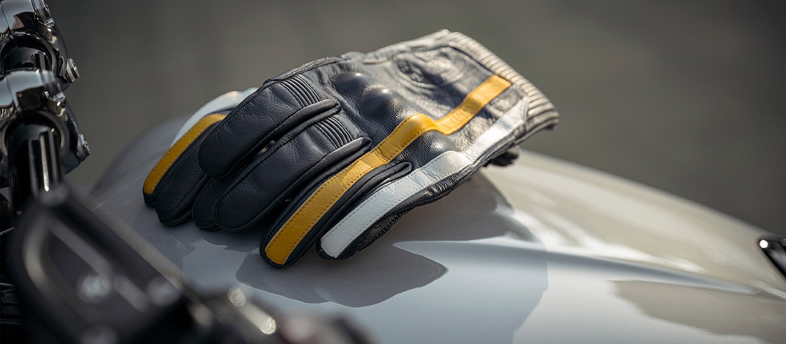 BMW Motorrad kıyafetleriyle güzel manzaranın keyfini çıkaran iki kişi
