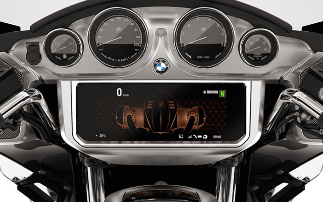 Daire şeklindeki analog göstergeler ve TFT ekran ile kokpit.