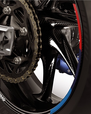 M 1000 RR şerit tasarımıyla M Karbon jantlar