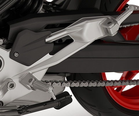 BMW Motorrad F 900 R’ın frezelenmiş ayak dayamaları ve ayakla kumanda kolları