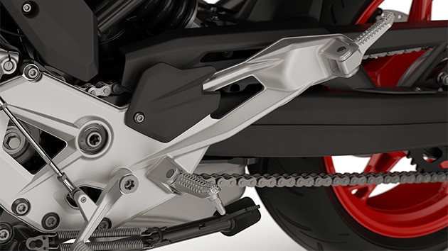 BMW Motorrad F 900 R’ın frezelenmiş ayak dayamaları ve ayakla kumanda kolları