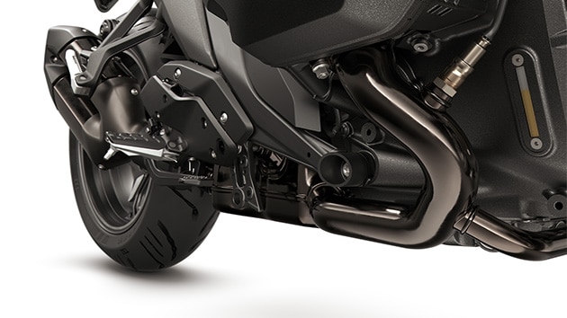 BMW Motorrad R 1300 R’ın koyu krom egzoz sistemi