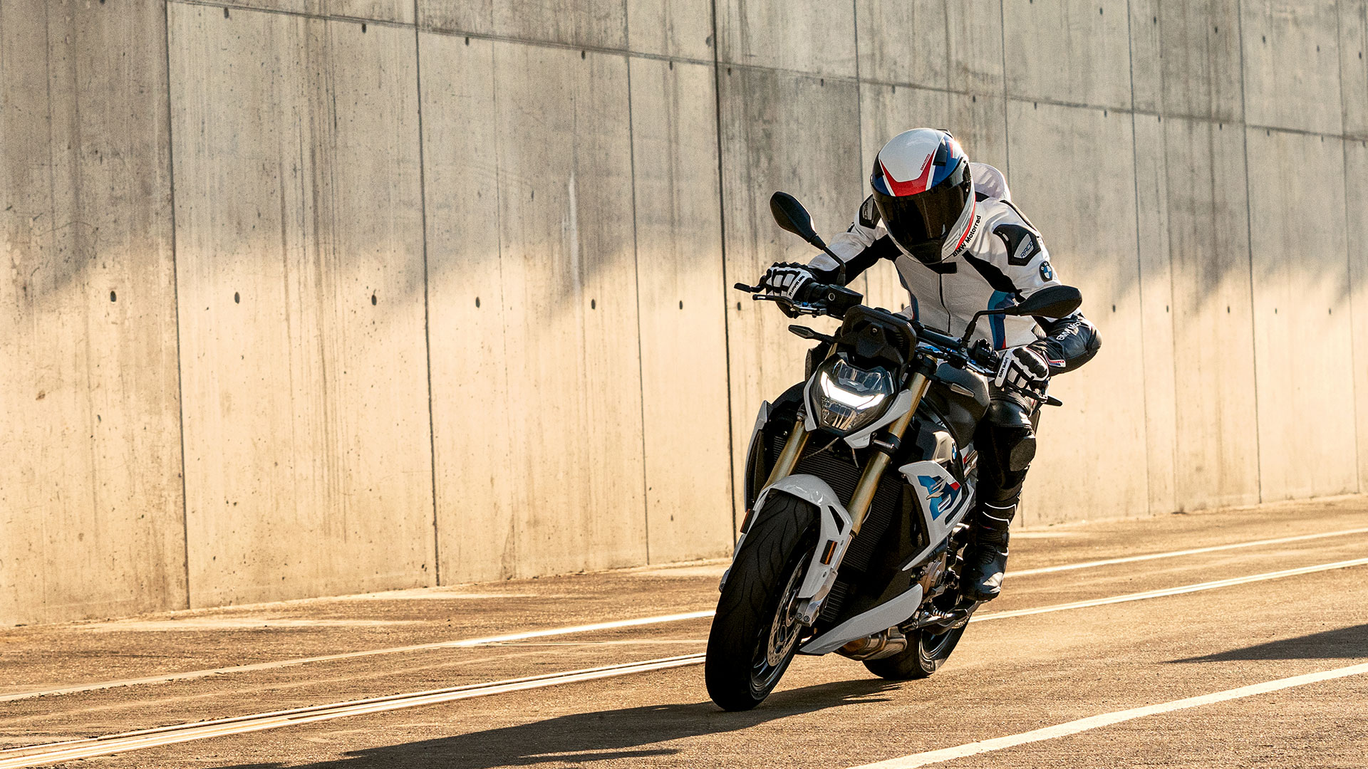 BMW S 1000 R | BMW Motorrad Türkiye - Sıcak çelik kazan önünde.