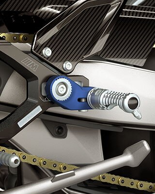 BMW M 1000 RR | BMW Motorrad Türkiye - M RR ayak dayama sisteminin M karbon parçaları ve M frezelenmiş parçaları.