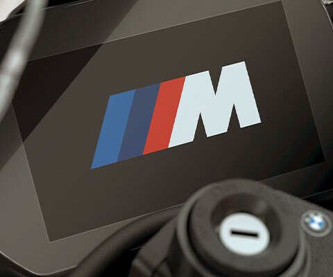 BMW M 1000 RR | BMW Motorrad Türkiye - M RR kokpitindeki M logosuyla birlikte kalkış animasyonu.