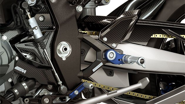 BMW M 1000 RR | BMW Motorrad Türkiye - M RR ayak dayama sisteminin M karbon parçaları ve M frezelenmiş parçaları.