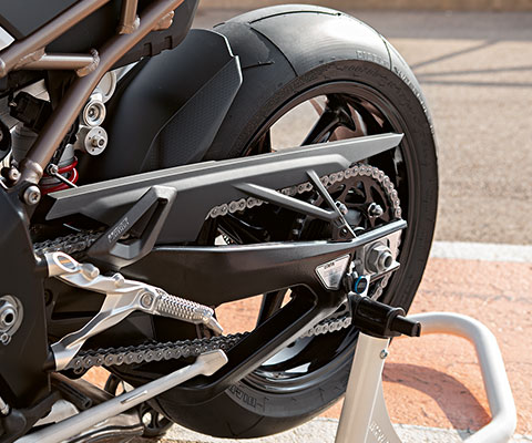 BMW S 1000 RR - Destek üzerinde salıncak | BMW Motorrad Türkiye