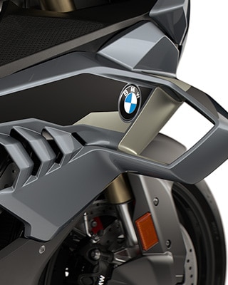 S 1000 RR’ın kanatçıklarla birlikte daha da verimli ön ve yan kaplama panelleri