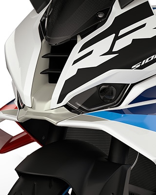 BMW Motorrad S 1000 RR’ın dinamik önden görünümü ve yüksek ön camı