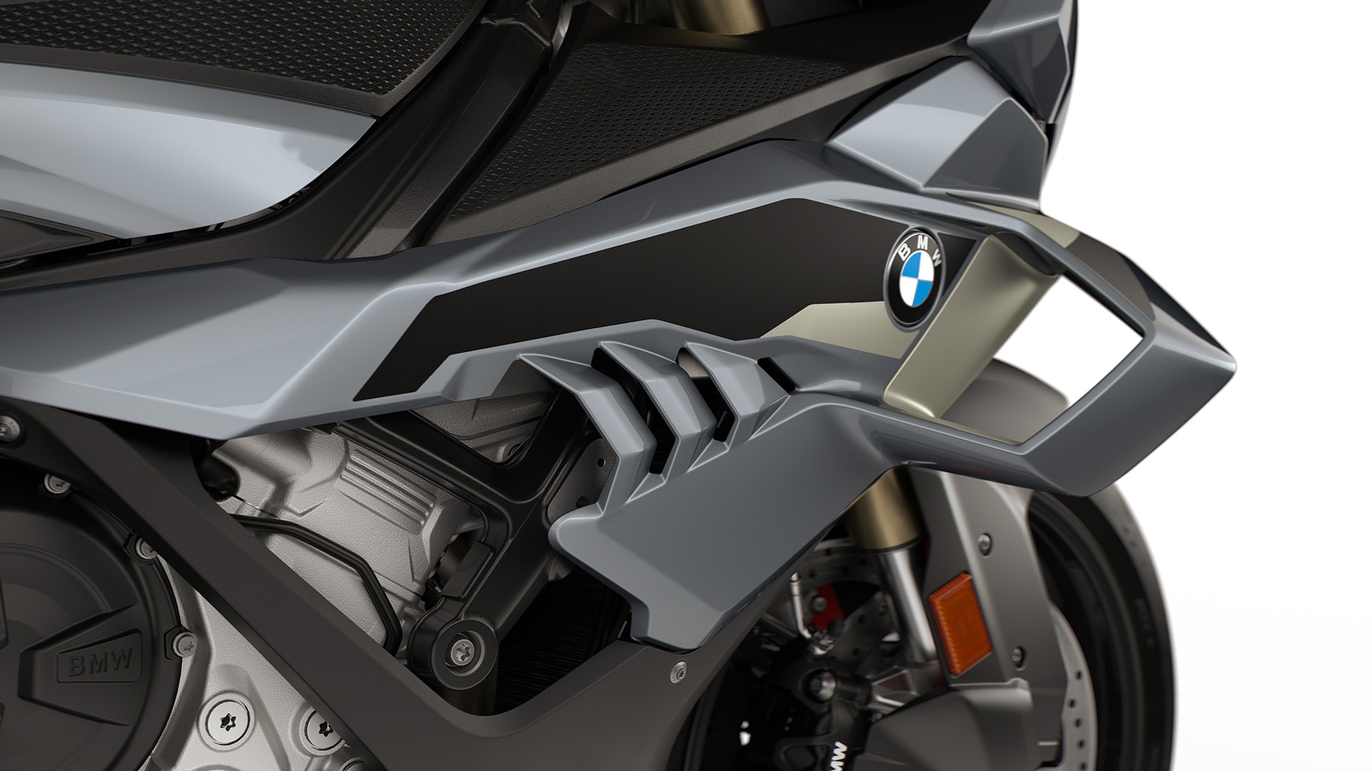 S 1000 RR’ın kanatçıklarla birlikte daha da verimli ön ve yan kaplama panelleri