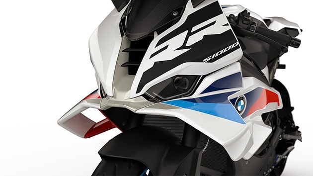 BMW Motorrad S 1000 RR’ın dinamik önden görünümü ve yüksek ön camı