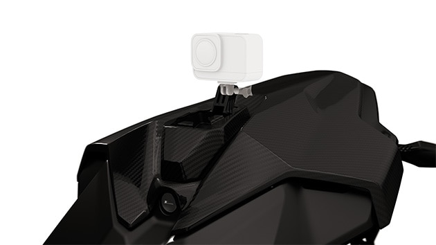 S 1000 RR’ın kamera adaptörüyle birlikte M Karbon kuyruk yükselti kapağı