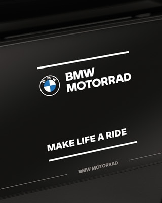BMW Motorrad başlangıç ekranını gösteren renkli ekranın yakın plan görünümü.