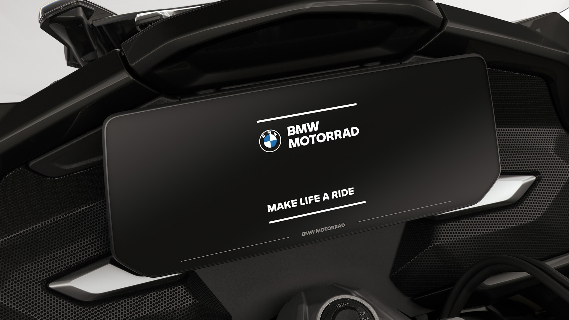 BMW Motorrad başlangıç ekranını gösteren renkli ekranın yakın plan görünümü.