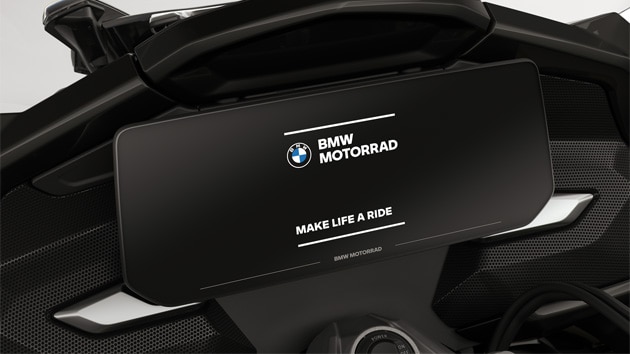 BMW Motorrad başlangıç ekranını gösteren renkli ekranın yakın plan görünümü.