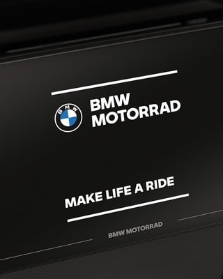 BMW Motorrad başlangıç ekranını gösteren renkli ekranın yakın plan görünümü.