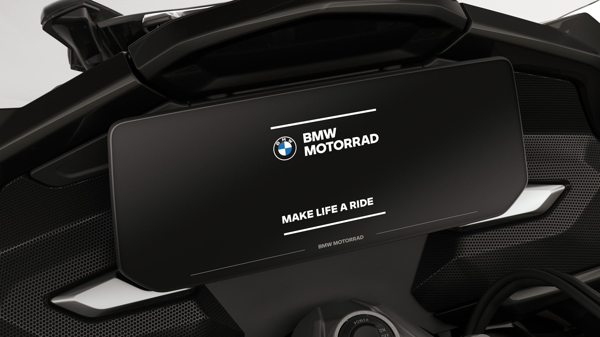BMW Motorrad başlangıç ekranını gösteren renkli ekranın yakın plan görünümü.