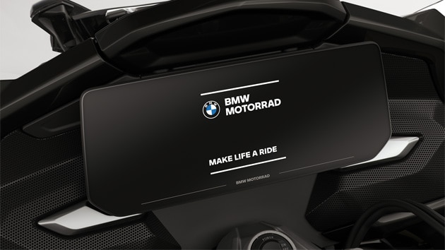 BMW Motorrad başlangıç ekranını gösteren renkli ekranın yakın plan görünümü.