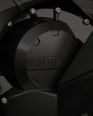 Altı silindirli motorun yakın plan görünümü.