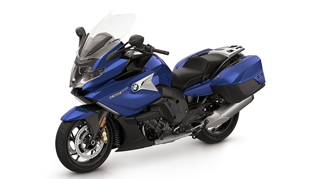 Beyaz/Metalik Yarış Mavisi/Yarış Kırmızısı K 1600 GT’nin görünümü.