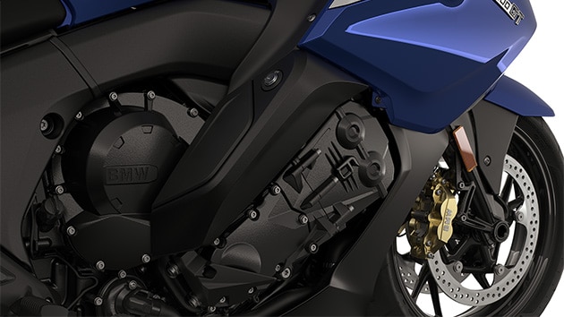 Altı silindirli motorun yakın plan görünümü.