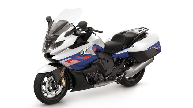Beyaz/Metalik Yarış Mavisi/Yarış Kırmızısı K 1600 GT’nin görünümü.