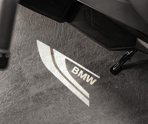 BMW Motorrad C 400 GT ile zemin aydınlatması ve logo yansıtma