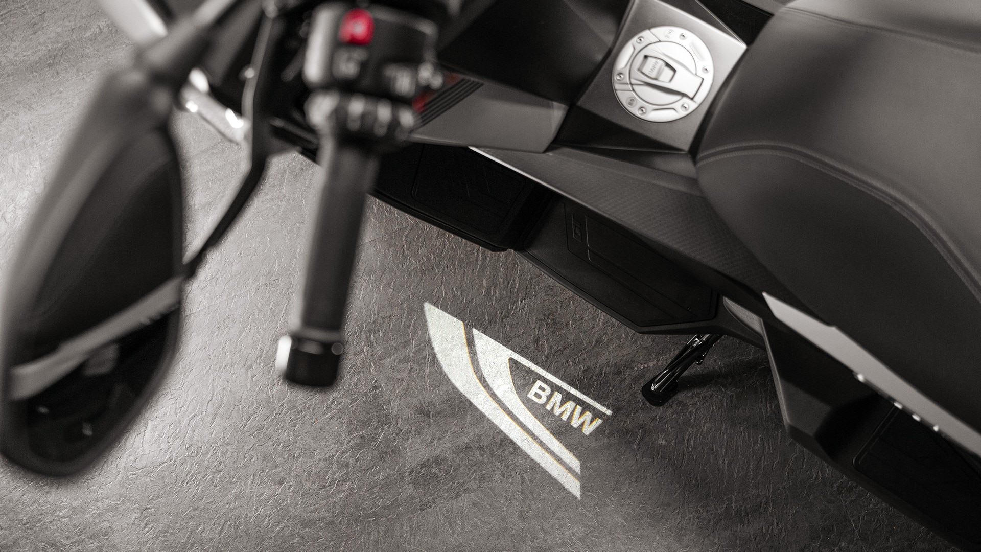 BMW Motorrad C 400 GT ile zemin aydınlatması ve logo yansıtma