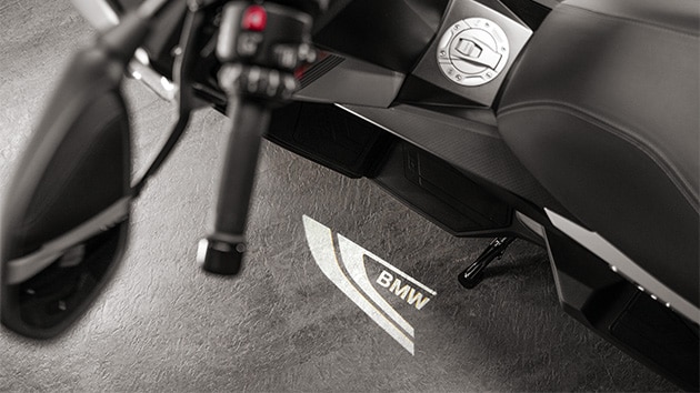 BMW Motorrad C 400 GT ile zemin aydınlatması ve logo yansıtma