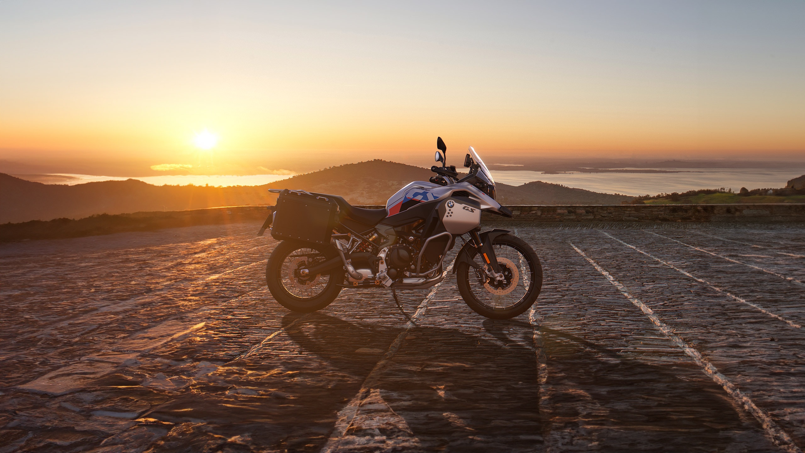 nsc-f900gs-adventure-P0N52-multiimage-2560x1440.jpg.asset.1732605002602.jpg