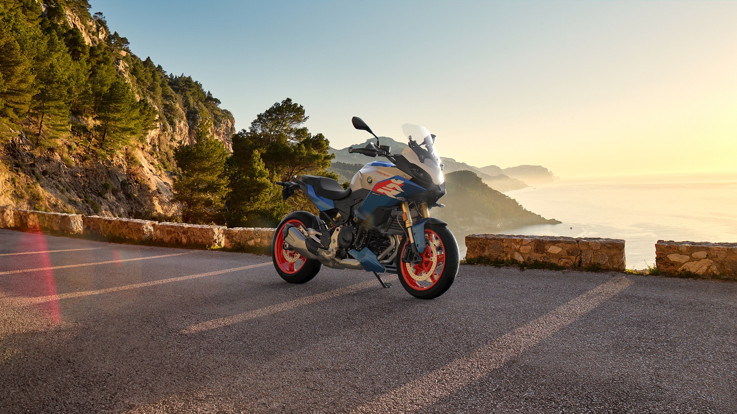 https://www.bmw-motorrad.com.tr/content/dam/bmwmotorradnsc/common/multiimages/images/models/sport/f900xr/2024/productstage/nsc-f900xr-P0NA5-multiimage-2560x1440.jpg.asset.1732117565123.jpg